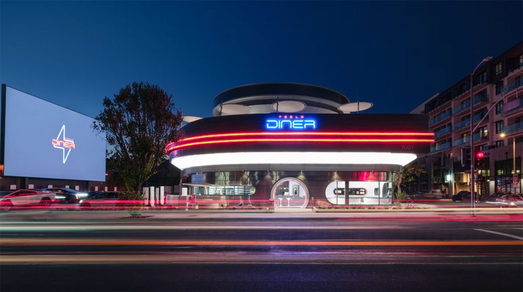 O futuro está próximo! Robô serve pipoca em restaurante&nbsp;Tesla
