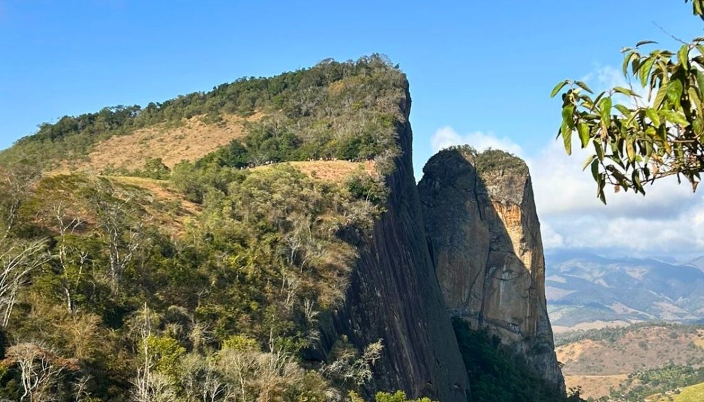 Caminhada ecológica leva centenas de pessoas à Pedra do Índio em&nbsp;Cachoeiro-ES