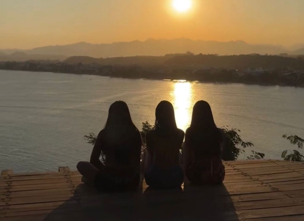 Novo mirante no ES encanta com pôr do sol sobre o mar