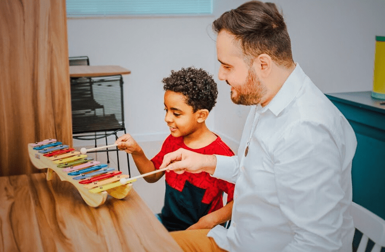 Musicoterapia: a fala nem sempre alcança, mas a música chega&nbsp;lá