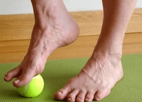 Rolar uma bola de tênis sob o pé pode aliviar tensão e dor&nbsp;lombar