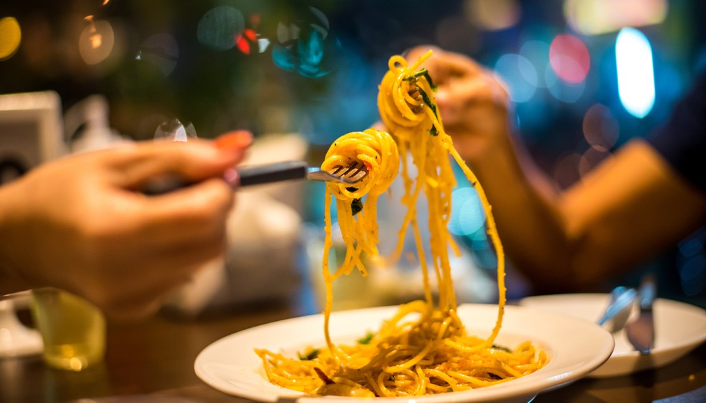 Carboidrato antes de dormir engorda? Endocrinologista revela a&nbsp;verdade