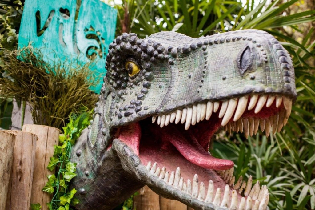 Vila dos Dinossauros vira opção de férias fora das praias do ES
