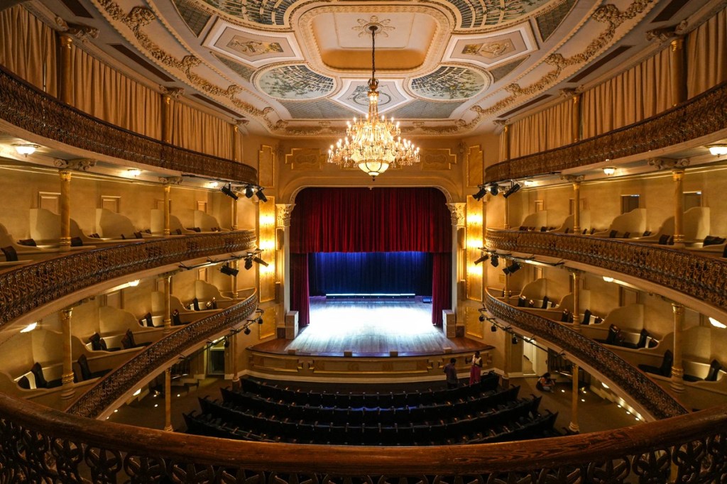 Theatro Carlos Gomes recebe peça ‘O santo e a&nbsp;porca’