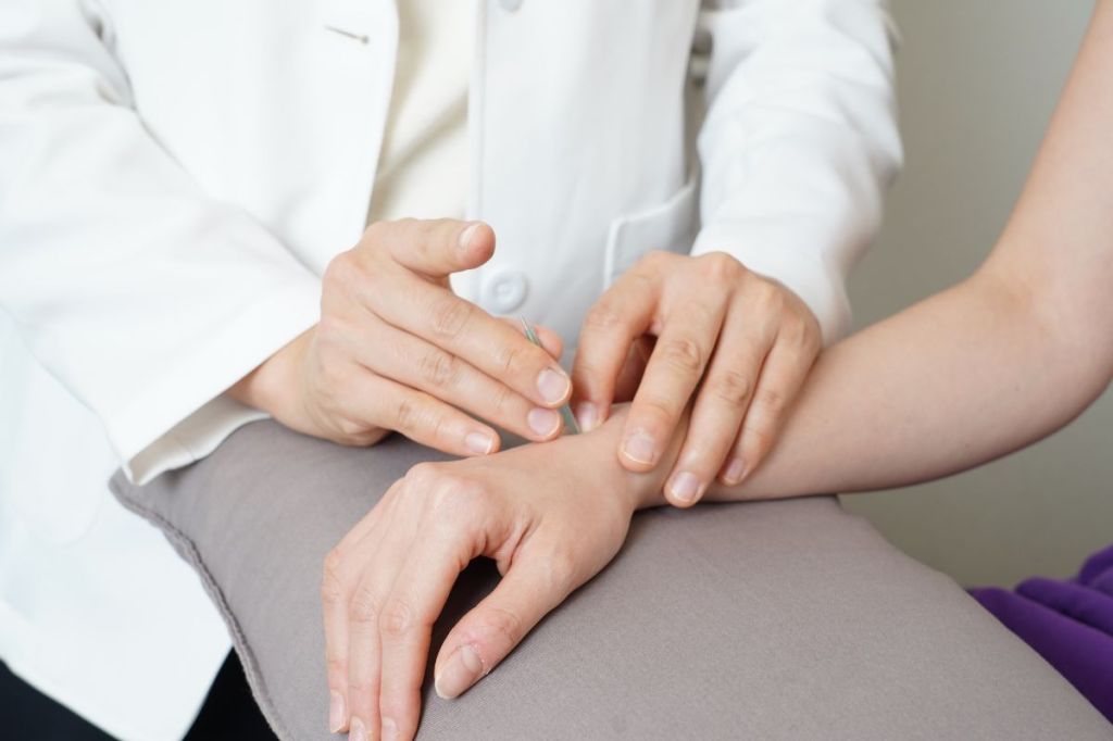 Dor nas mãos? Ortopedista ensina como saber se é artrite&nbsp;reumatoide