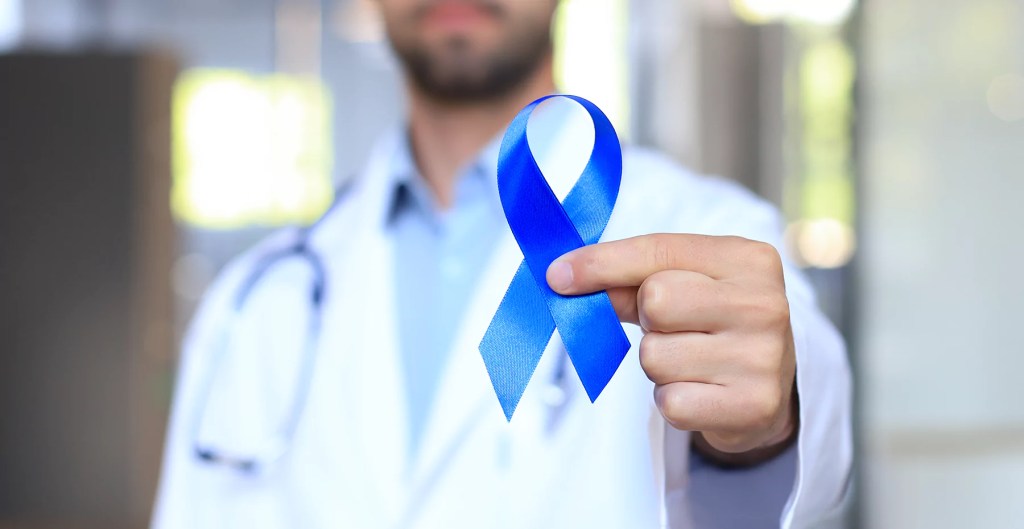 Praia de Camburi recebe ação de conscientização sobre câncer de&nbsp;intestino