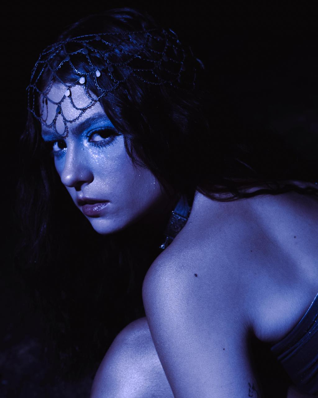 Luiza Pastore aposta em estética pop dark no álbum&nbsp;“Labareda”