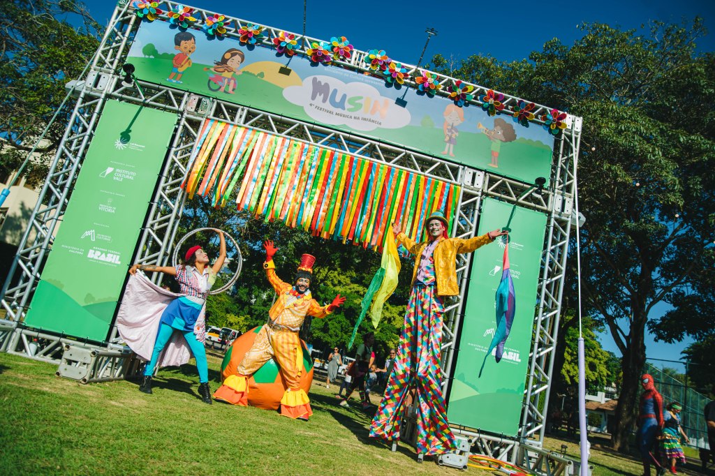 Festival de música infantil troca ração por brindes e ajuda cães e gatos&nbsp;abandonados