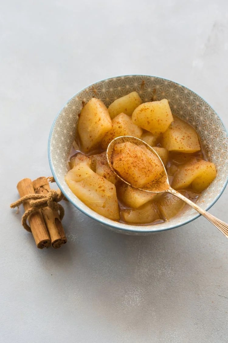 Maçã cozida vira trend nas redes como melhor opção para a saúde que a fruta&nbsp;crua
