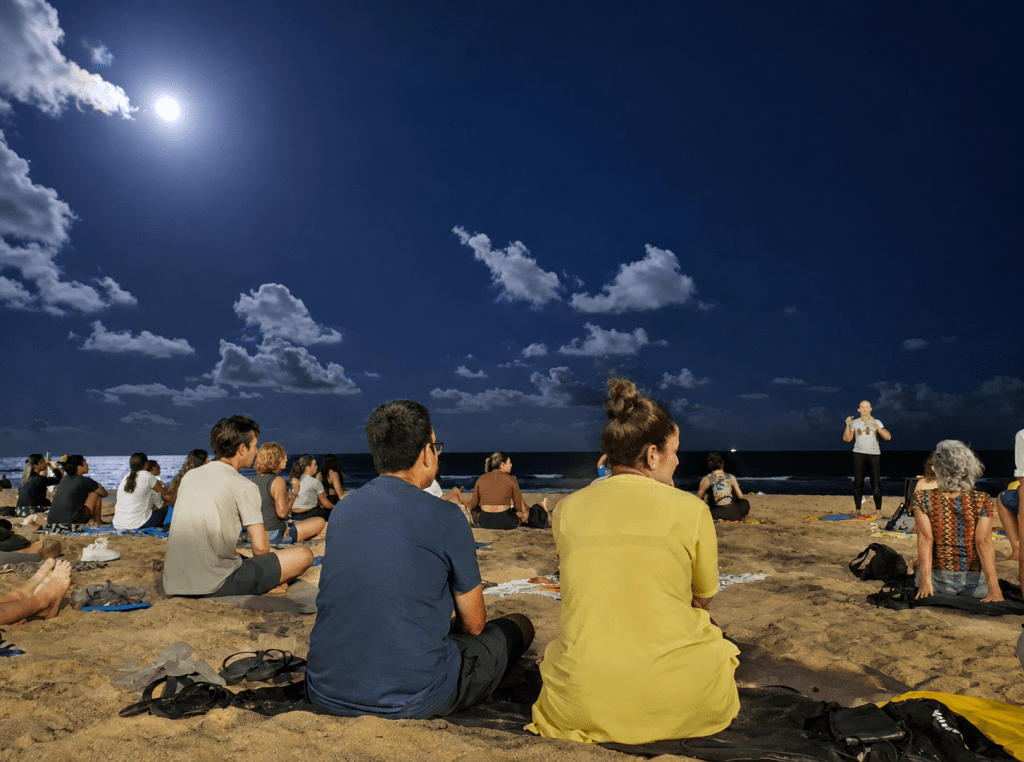 Meditação com yoga na terá edição gratuita na Praia de Camburi, em&nbsp;Vitória