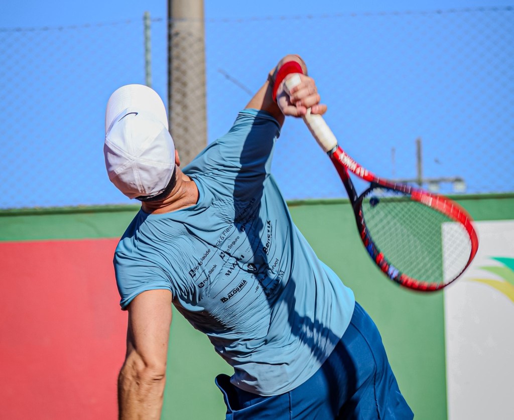 Clube Álvares Cabral sedia campeonato de tênis para adultos e crianças