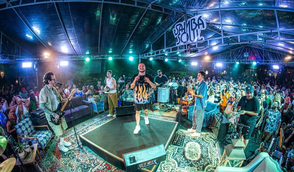 Festa reúne pagode e experiências à beira-mar em Vitória