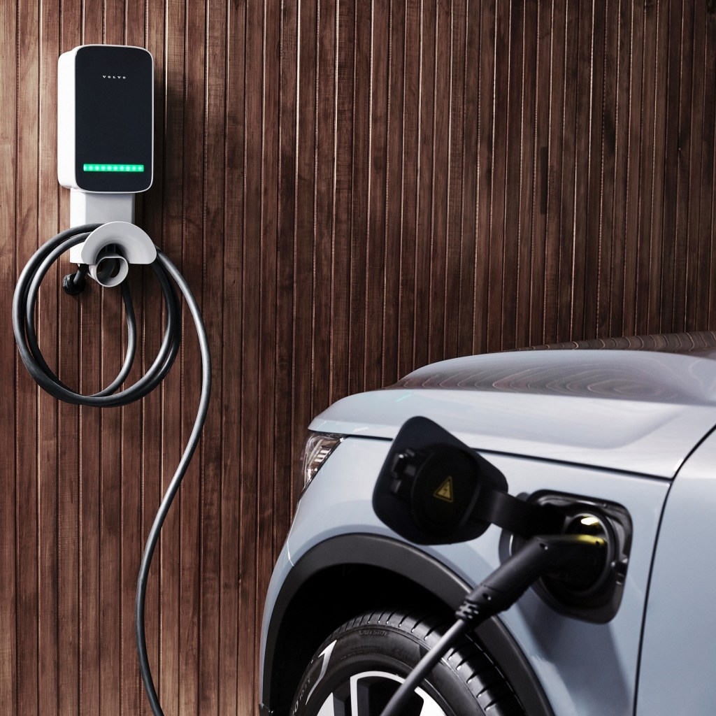 Comprar carro elétrico sem ter carregador em casa vale a pena?