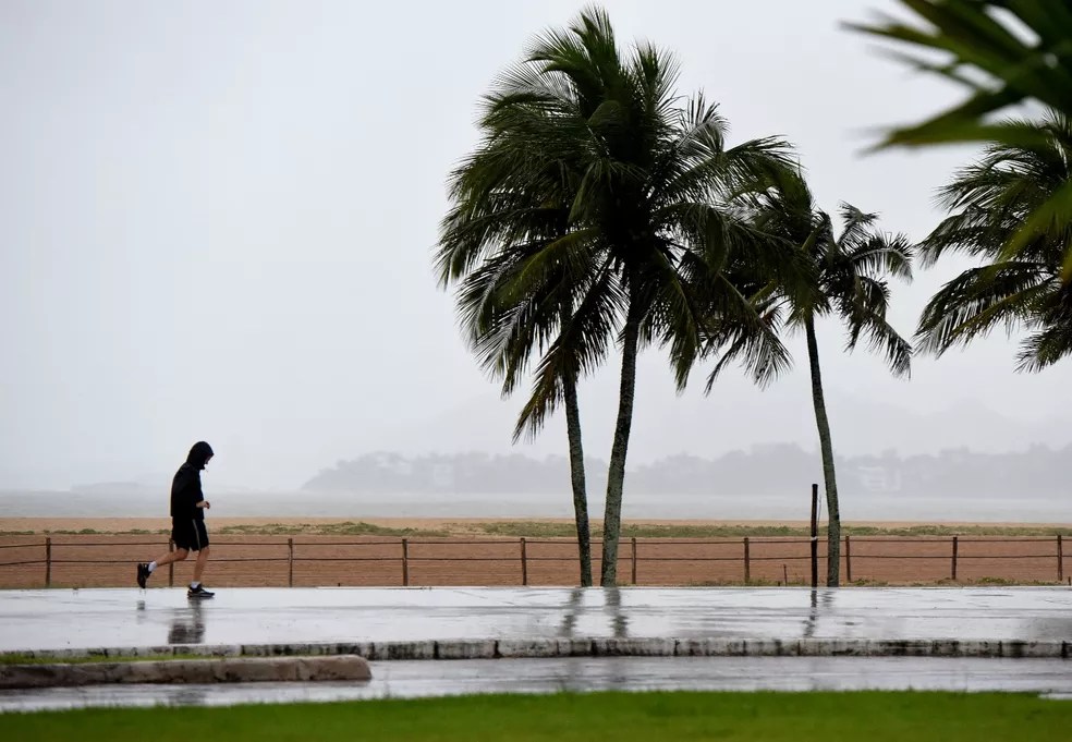 Setembro começa com alerta de ventania e tempestade no ES